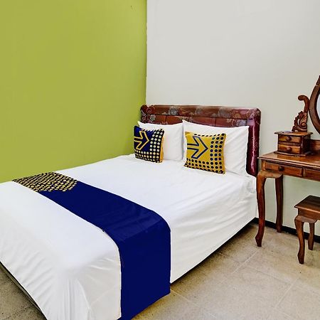 SPOT ON 91716 Kost Yy Syariah Hotel Mojokerto Bagian luar foto