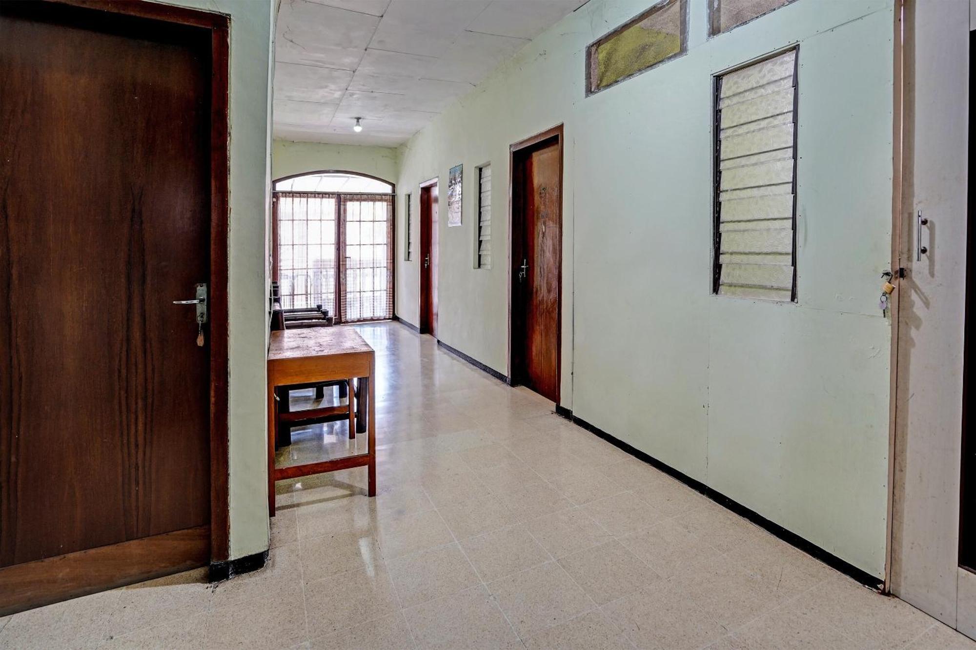 SPOT ON 91716 Kost Yy Syariah Hotel Mojokerto Bagian luar foto