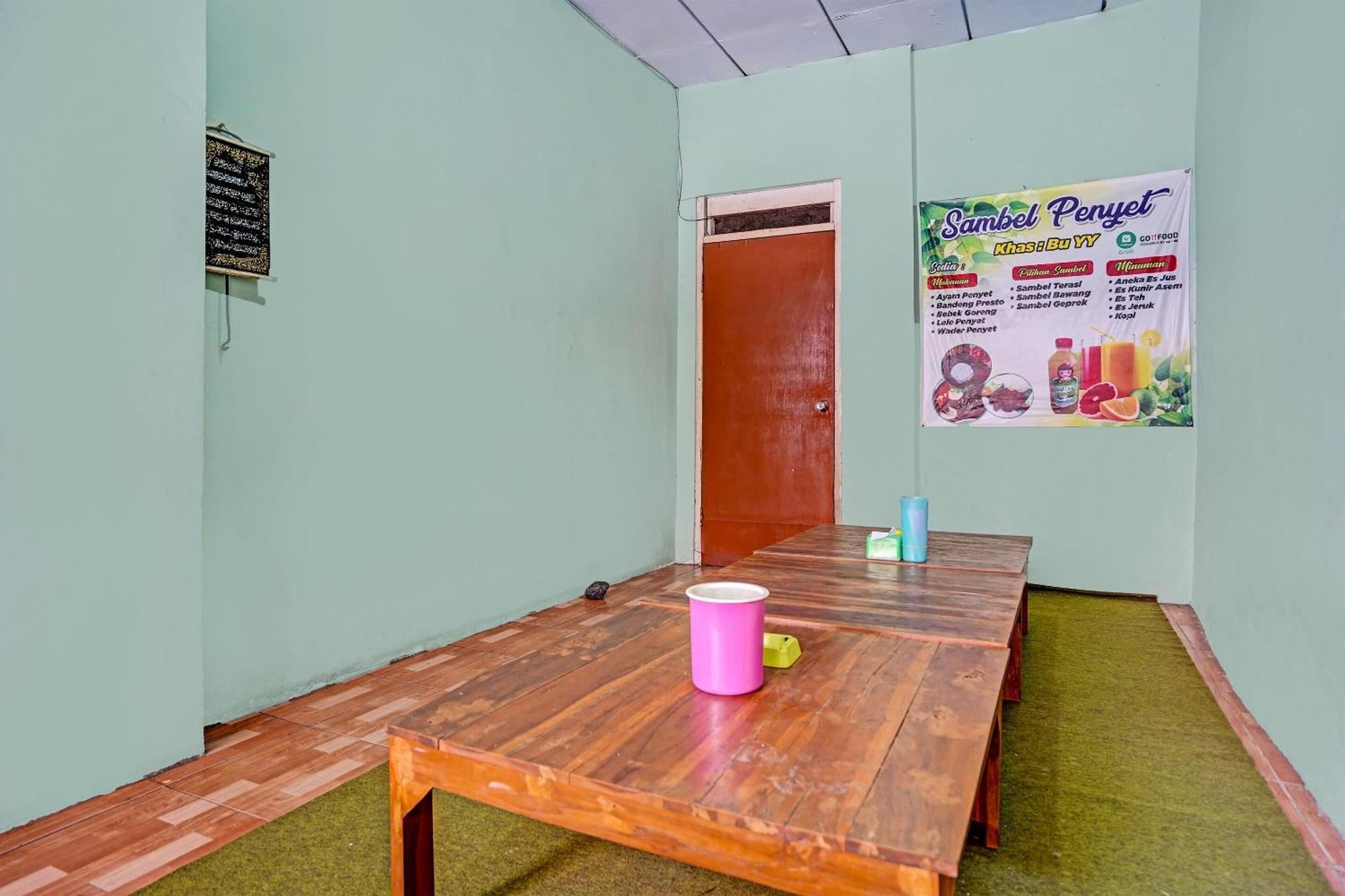 SPOT ON 91716 Kost Yy Syariah Hotel Mojokerto Bagian luar foto